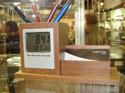 Relógio de mesa em madeira
